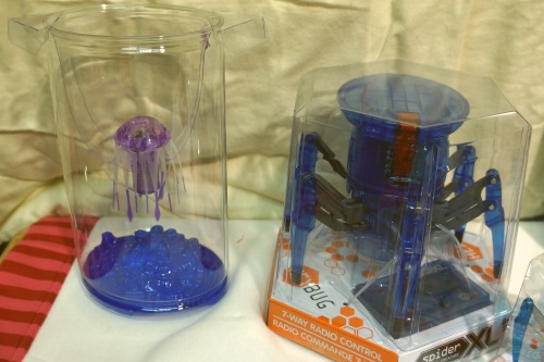 Hexbug Aquabot 2.0 Jellyfish - Roboterqualle. Kleine und Große Robotertiere - jeder dieser wuseligen Mikroroboter agiert und reagiert auf seine überraschende Weise. Modelle mit und ohne Fernsteuerung